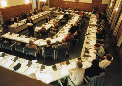 842333 Afbeelding van een vergadering van Provinciale Staten van Utrecht in de Statenzaal van het Provinciehuis (Achter ...